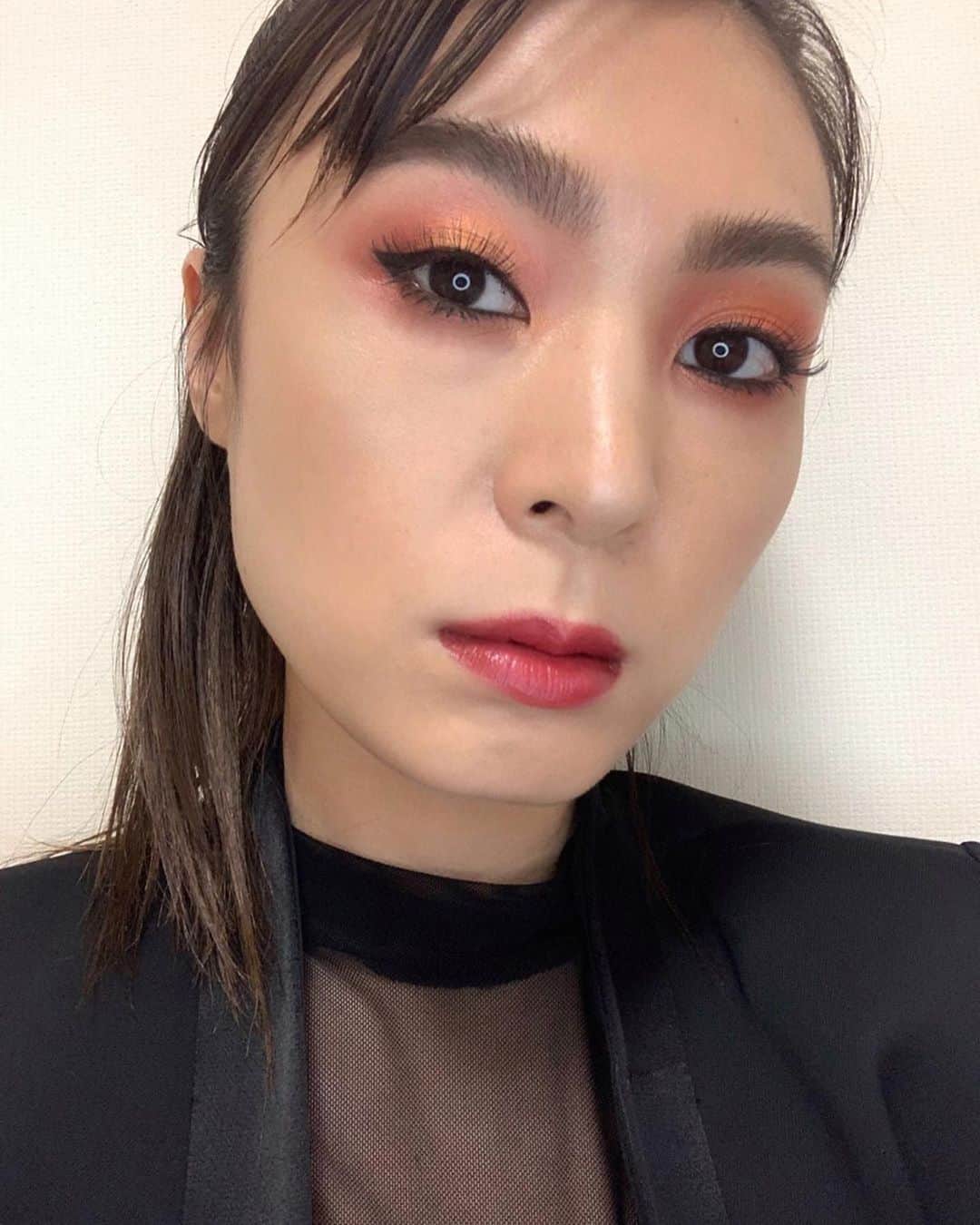 M∙A∙C Cosmetics Japanのインスタグラム：「ㅤ 新作コレクション #MACアーナーオブキングス から、ベリーカラーのアイシャドウをチョイスして女性らしく🧞‍♀️深みのあるレッドリップで大人な印象に💋 ★使用製品は2枚目をチェック👉 ㅤ ↓↓使用製品↓↓ ・スモールアイシャドウ×4 シン (パレット左上) パラディスコ／アイホール、目頭 (パレット右上) ラディー／クリース、下まぶた (パレット右下) アイムイントゥイット／目のキワ ・リップスティック [デア ユー] ※公式オンラインショップ限定発売 ㅤ ㅤ 【公式オンラインショップ限定特典】 ☑︎5/11(水) 23:59まで 8,250円(税込)以上ご購入でスプレータイプの化粧水、M·A·C プレップ プライム フィックス+ (30mL)をプレゼント *なくなり次第終了 ☑︎5/6(水) 23:59まで 全品送料無料 ☑︎初回ご購入のお客様へ10% OFFクーポンをプレゼント（クーポンコードwelcome） ㅤ MAKE UP & MODEL BY MAYUKO MOGAMI Regram from @macpro_tokyo ㅤ #MACHonorOfKings #honorofkings #MACCosmeticsJapan #王者栄耀 #モバイルゲーム #MACCosmetics #MAC #MACコスメ #マックコスメ #コスメ #メイク #化粧品 #デパコス #コスメ部 #コスメマニア #コスメ好きさんと繋がりたい #メイク好きな人と繋がりたい #コスメ記録 #春メイク #春コスメ #新作リップ #新作コスメ #ピンクメイク #口紅 #MACリップ #リップ好き #アイパレット #アイシャドウ #アイメイク」