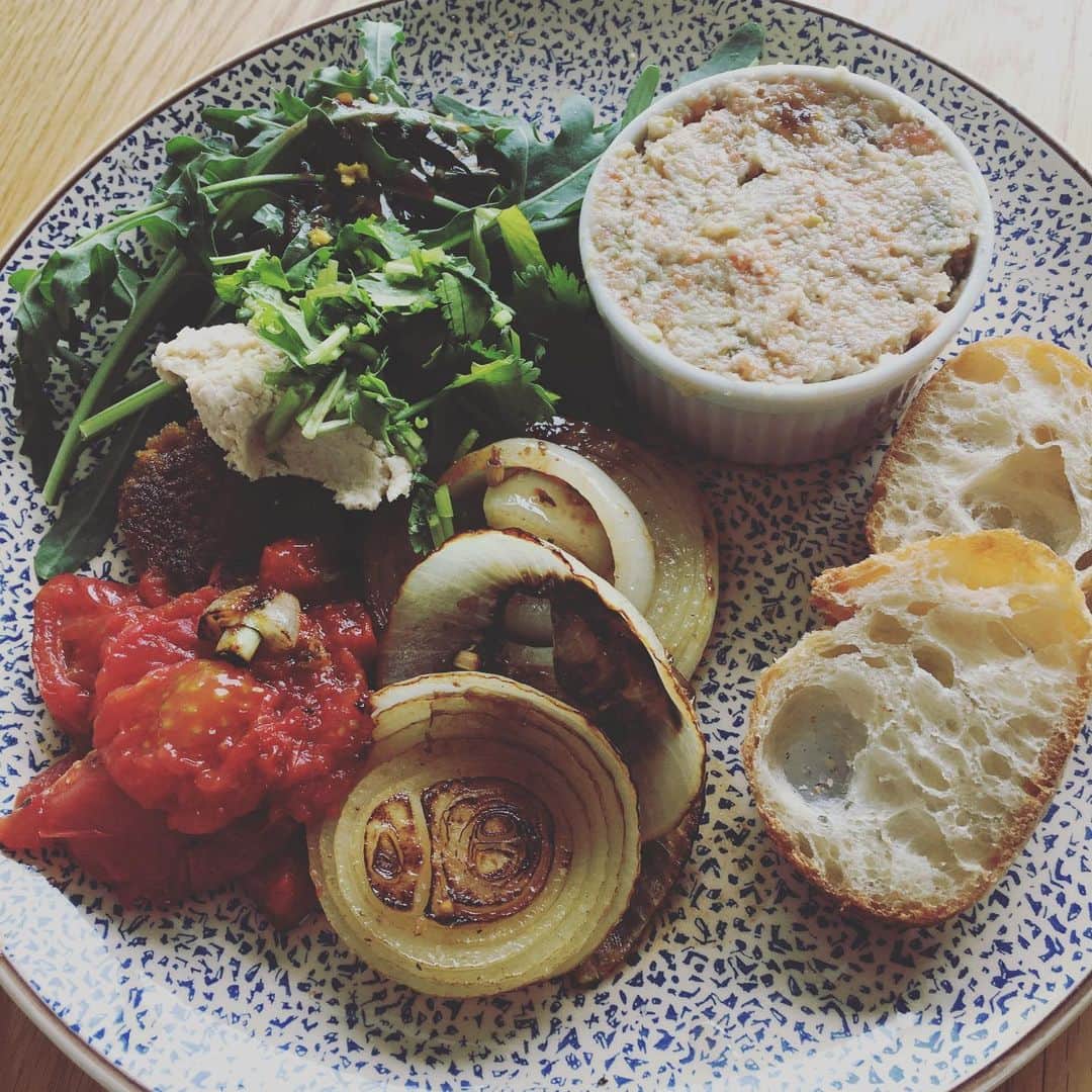 SHANTIさんのインスタグラム写真 - (SHANTIInstagram)「Lunch time Vege Plate.  Watch how to make artichoke vege pate.  #veganplate  When you cook with love and care you eat that love and care. Food is love. To cook for yourself is an act of self love.  愛を持って作ると、その愛を食べる。自分のために丁寧にお料理する事は自分に間を与える事。」5月4日 12時04分 - shantimusic