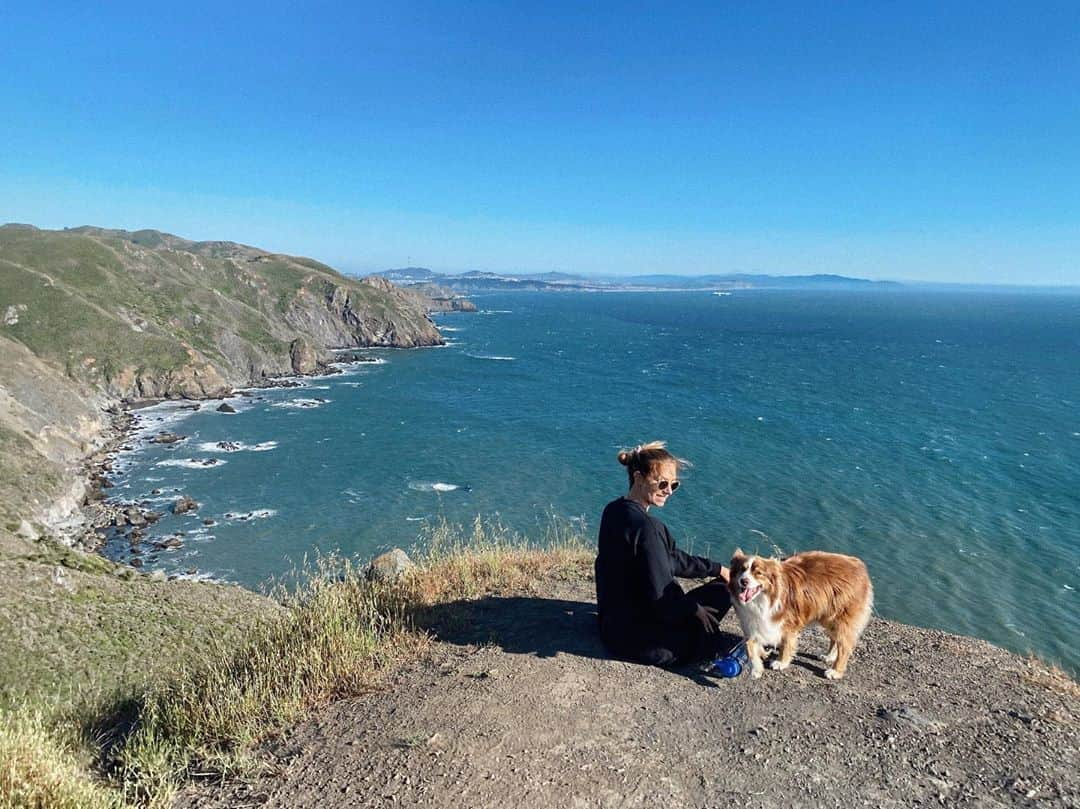 キャロライン・クラークのインスタグラム：「Hard to beat fresh air and good company 👱🏼‍♀️🐶」