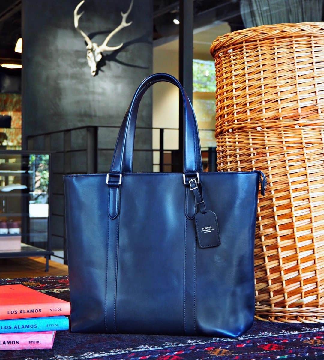 のインスタグラム：「こんにちは。 本日は、PORTER flagship storeにて展開中の「ポーター ソート」よりトートバッグをご紹介いたします。素材は北米原皮の牛ステアで、鞣しの段階で特殊な加工を施して収縮させており、キップ革のようなキメの細かい肌目が特徴です。セミアニリン仕上げを施した透明感のある綺麗な表面で、使い込むことで艶が増し、色味が深まっていきます。金具はシルバーカラーで統一し、シックにまとめています。  本日ご紹介するトートバッグは、普段使いはもちろん、ビジネスシーンにもおすすめのアイテムです。使用頻度の高いスマートフォンなどは、開口部に設けられたファスナー付きのポケットに収納可能で、出し入れがしやすい仕様となっています。  こちらの商品は、吉田カバン オフィシャルオンラインストアにてご購入いただくことが可能です。 是非この機会にご覧くださいませ。 ※PORTER OMOTESANDO・MARUNOUCHI・OSAKAは当面の間休業となります。何卒ご理解いただきますよう宜しくお願い申し上げます。  ポーター ソート トートバッグ ￥66,000（税別） size:W350/H350/D140mm https://www.yoshidakaban.com/sp/product/103659.html  #yoshidakaban #porter #luggagelabel #吉田カバン #ポーター #porteryoshida #porterflagshipstore #porterstand #porterexchange #px #kurachikabyporter #potr #madeinjapan #japan #instagood #instalike #instabag #ometesando #marunouchi #osaka #totebag #leather #business」