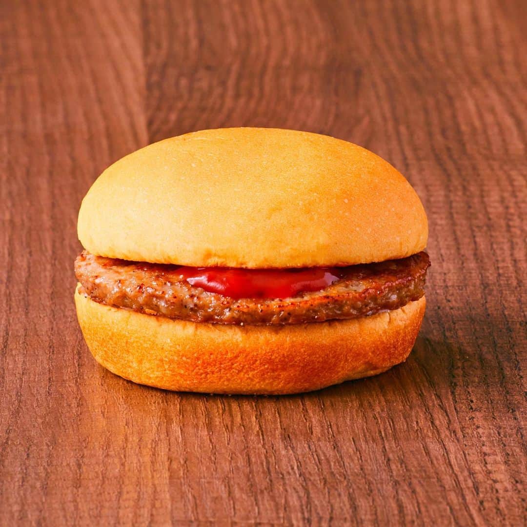 のインスタグラム：「. . このあまり見かけないハンバーガーは一体！？. . . . こちらはキッズセットのその名も「#ハンバーガー」なんです！. . お子さまでも食べやすいようにパンプキンバンズにビーフパティとケチャップをサンドしたシンプルな商品です. 見た目はなんだか、かわいく思えてしまいます：）. . 明日は #こどもの日 ですね！ . . #フレッシュネス#フレッシュネスバーガー#freshness#freshnessburger#burgers#foodlover#キッズ#キッズセット#テイクアウト#お持ち帰り#バンズ#おうち時間#おうちごはん#ハンバーガー部#ハンバーガー巡り#かわいい#gourmet#foodie#delicious#instagood#レオレオニ#シンプル#お昼ごはん#ランチ#ケチャップ#パンプキン#おまけ#stayhome」