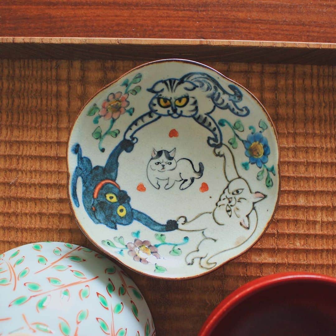 Kaori from Japanese Kitchenさんのインスタグラム写真 - (Kaori from Japanese KitchenInstagram)「【レシピはスワイプしてね】家にあるもので一汁一菜。お盆に猫がたくさん。 ・ こんにちは。 GW中盤の静かな朝、 家にある残り物などで一汁一菜。 最近朝昼ごはんが多くて 満腹ギリギリの量を食べることが多かったのですが 今日みたいな腹7分目くらいの量が 朝はちょうどよいかもしれない… ・ 1つ前の投稿でも食べていた じゃこ入りのかぶの葉ふりかけのレシピですが 気になりますとコメントをいただき ざっとレシピを書き起こしてみました。 スワイプして7〜9枚目。 大根の葉でも代用可能です。 調味料はだいたいの量ですので かぶの葉の量に合わせて お好きなように調整してください。 かつお節とじゃこからお出汁が出ますので だしの素は不要です。 砂糖がない方が食べ飽きないな、と思い このレシピは砂糖を抜いています。 甘めが好きな方は砂糖を小さじ1程度入れても◎ 卵焼きに入れてもおいしかったです。 お役に立てれば幸いです。 ・ 最後に、関西スイーツ界の大御所、小山シェフのレシピで作ったバスクチーズケーキを。一晩冷やすと美味しかった。クレープも作ったけど写真を撮らずに全て完食笑 @es_koyama ←アカウントにレシピ書いてあります。 今日も長々と失礼しました。 ・ 【おしながき】 卵かけごはんとじゃこ入りかぶの葉のふりかけ なめこと小ネギのお味噌汁 若竹煮 ＊薬膳走り書きは今日お休みします＊ ・ ・ ・ ・ 2020.05.04 Mon Hi from Tokyo! Today’s late breakfast:Baked rice w/ egg yolk and homemade seasoning(radish’s leaf, baby sardines, sesame, bonito flakes), miso soup, and simmered bamboo shoot. ・ ・ ・ ・ #japanesemeal #washoku #breakfast #朝ごはん #朝食 #おうちごはん #早餐 #薬膳 #うつわ #自炊 #stayhome #レシピ #簡単レシピ #松浦コータロー #一汁一菜 #落合芝地」5月4日 12時27分 - coco_kontasu