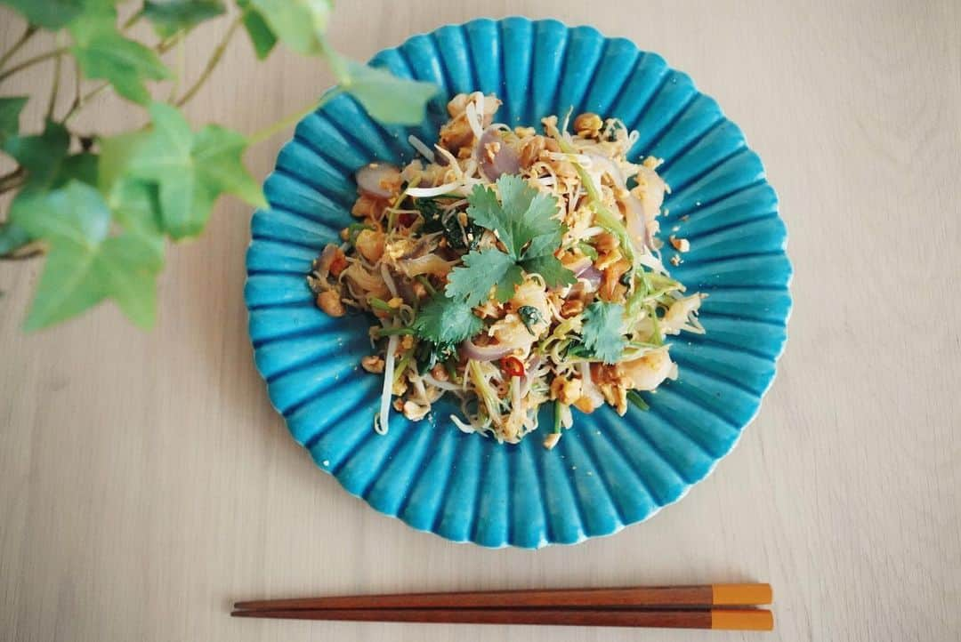 茉莉さんのインスタグラム写真 - (茉莉Instagram)「パッタイを作ったよ🌈 . . 麺はこんにゃく麺だからヘルシー！ そして冷蔵庫の余り物を全部いれた！笑 玉ねぎ🧅にもやしに卵、えび。🦐そして納豆◎ そして大好きなパクチー🌿と辛いの大好きだから、 唐辛子は必須なのです🌶❤️ . . . #今日のご飯#お昼#お家ご飯#お家カフェ#エスニック#パクチー#パッタイ#タイ#こんにゃく麺#ヘルシーメニュー#低糖質#グルテンフリー#丁寧な暮らし#一人暮らし女子 #一人暮らしレシピ#どの国の料理も好き#世界のご飯シリーズ #タイ料理#🇹🇭#glutenfree#ethnicfood#phakchi#chili#homemade#stayhome#lunchtime#茉莉ご飯」5月4日 12時37分 - mari._xx