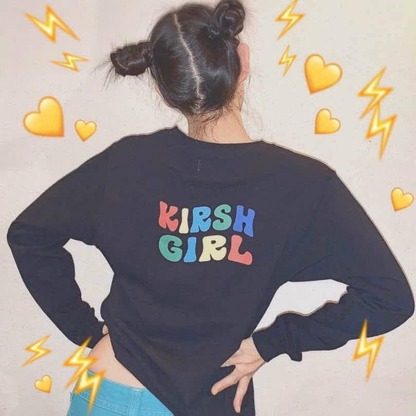 古着女子さんのインスタグラム写真 - (古着女子Instagram)「＼あこがれの #kirshgirl 🍒／﻿ ﻿ 古着女子の中で今とても流行っているKIRSH💞﻿ ﻿ 今回はみんなあこがれるKIRSHGIRLのコーデをご紹介いたします✨﻿ ﻿ 🍎KIRSH×デニムパンツ﻿ インパクトのあるロゴカラーと濃いめのデニムパンツは相性抜群です🙌トップスはタックインすると脚長に見えるのでおすすめ🐶 ﻿ 🍎KIRSH×﻿スニーカー 少し奇抜のKIRSHデザインには、原色のスニーカーと合わせてこなれ感を出すのが👌赤や青のコンバースを差し色で持ってくると可愛いですよ☺️ ﻿ ﻿ ﻿ トレンドのKIRSHを身につけて、可愛くお洒落を楽しみましょう✨﻿ ﻿ ﻿ 🏡古着女子がプロデュースする古着ショップを紹介🏡﻿ ・9090 ナインティナインティ @9090s_ 👖👟﻿ ・Spoon  スプーン  @spoon__store 🥄✨﻿ ・nemne ねんね @nemne_store 🌿🥛﻿ ﻿ ﻿ 🌼公式LINE@→@furuzyo で検索🌼﻿ LINE@だけのお知らせや古着の疑問にも答えます！﻿ ﻿ ﻿ 古着を素敵に着こなしてる女性の方をRepostでご紹介させていただきます🐒写真は全てご本人様に【掲載許諾】をとっております💓﻿ ﻿ ﻿ #今日のコーデ #コーデ #きょコ #着画  #春服 #春コーデ #春服コーデ #さくらんぼ柄 #kirsh #kirshgirl #キルシー #韓国ブランド #韓国ファッション #キルシーガール」5月4日 12時41分 - furuzyo