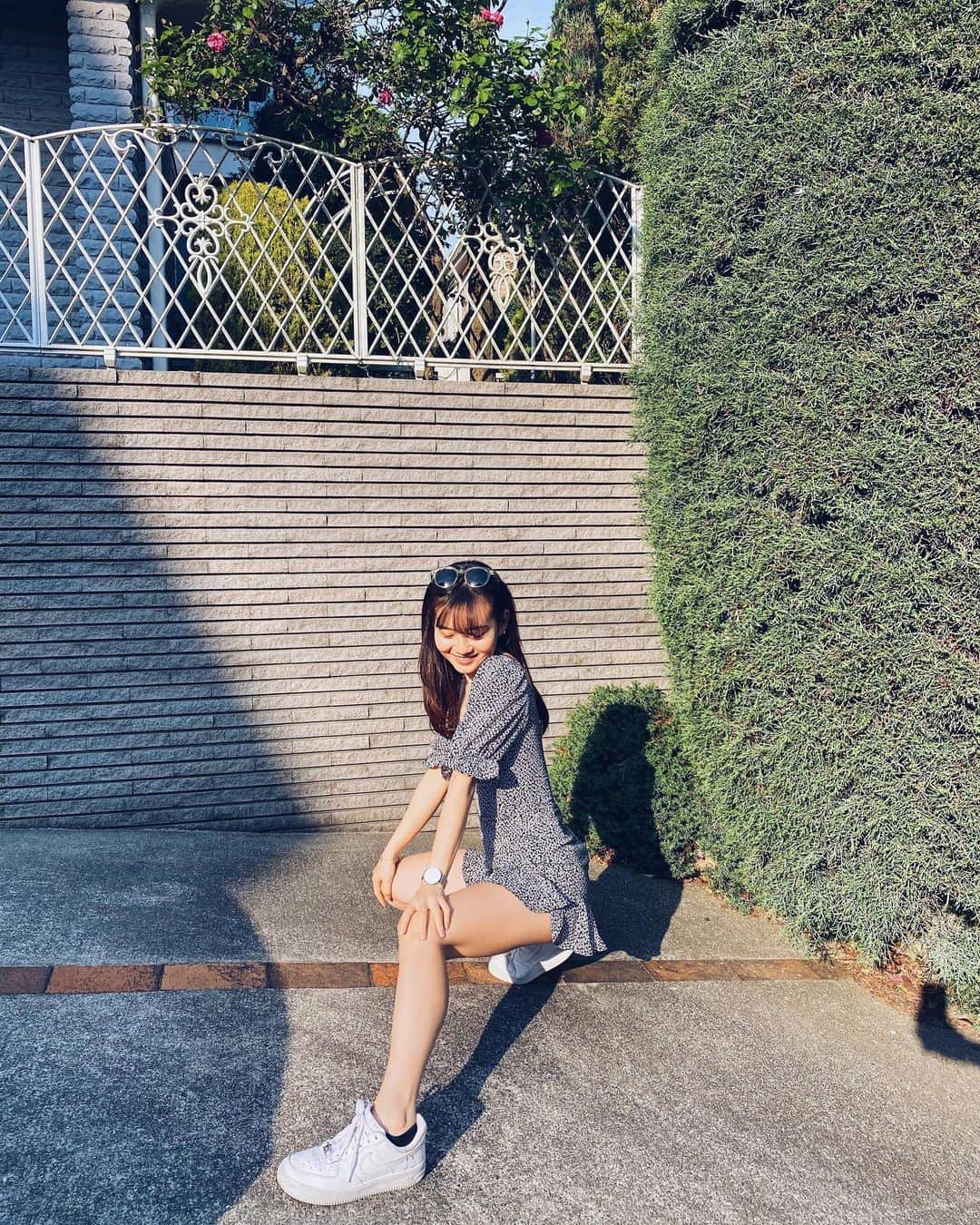 青山舞莉のインスタグラム：「i am not ready for zoom classes. also we still have a whole semester when everyones done with sophomore year.  #ミーの毎日 #ミーコーデ 家で育ててるバラたちがいい感じになってたけどそれと写真撮るの忘れた。最近ニュースでお花を全部切り落としてるのとか見ると胸が痛いのでそういうことしないでほしい。だからみんなお花をみにいかないで。お花の気持ちを考えると本当に嫌だ。」