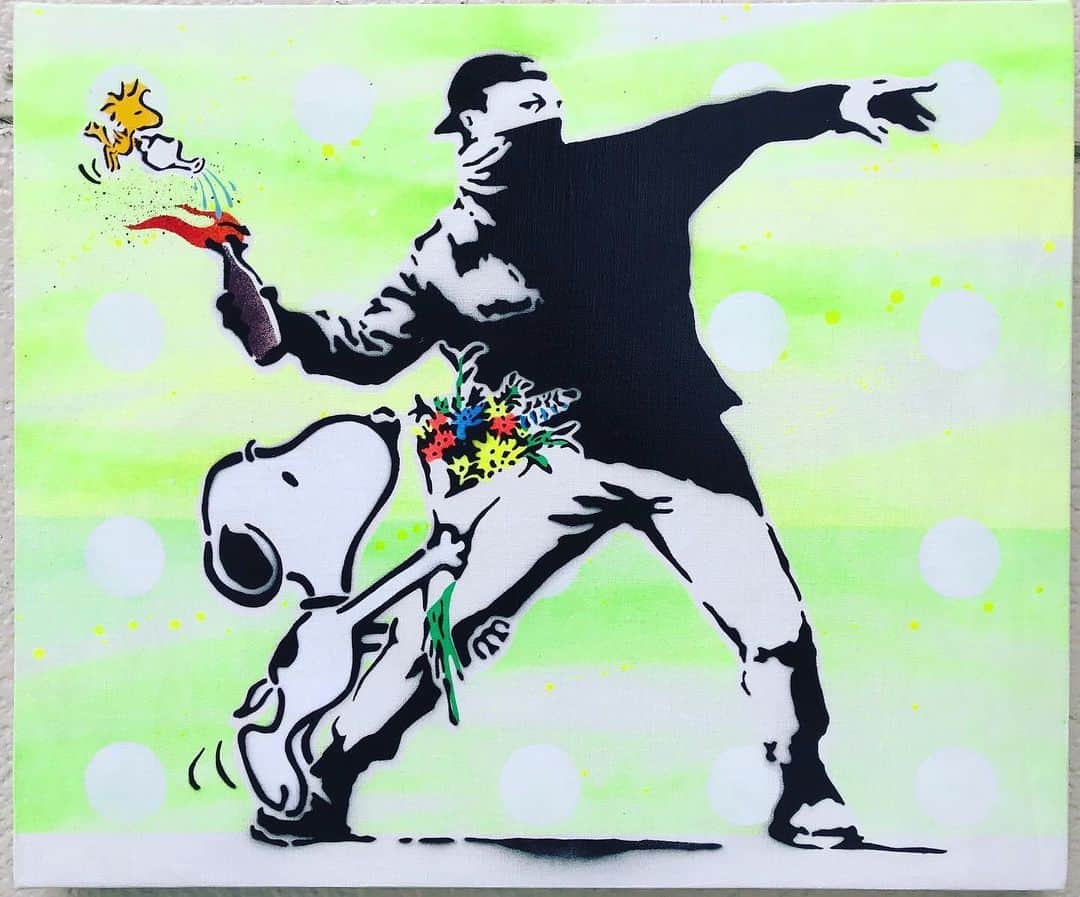 LOOTONEさんのインスタグラム写真 - (LOOTONEInstagram)「LOOTONE Stencil 2020 "Turn the future into a bouquet" 「未来を花束に変えて」 'Banksy & Snoopy'  Size : F8  この作品へのお問い合わせは ガレリア・グラフィカ(銀座)まで。 Contact this artwork www.galleriagrafica.com」5月4日 12時45分 - lootone_art