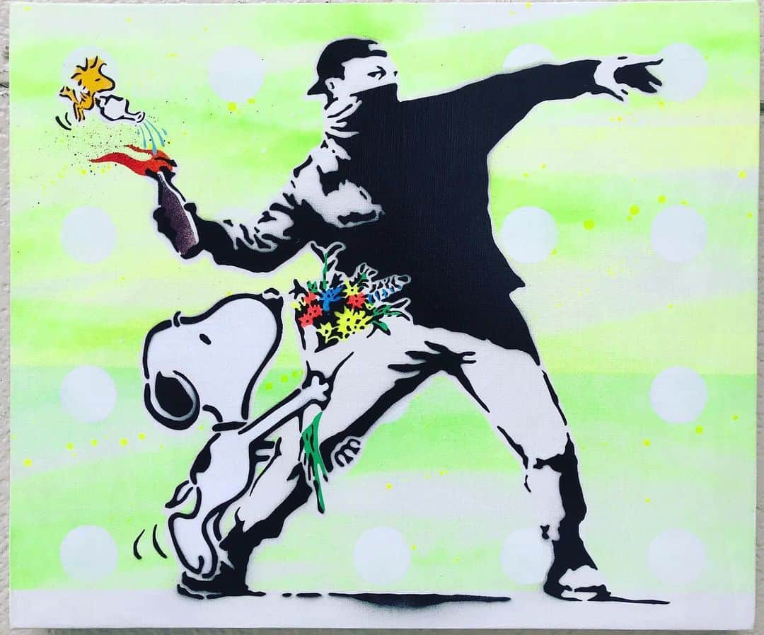 LOOTONEのインスタグラム：「LOOTONE Stencil 2020 "Turn the future into a bouquet" 「未来を花束に変えて」 'Banksy & Snoopy'  Size : F8  この作品へのお問い合わせは ガレリア・グラフィカ(銀座)まで。 Contact this artwork www.galleriagrafica.com」