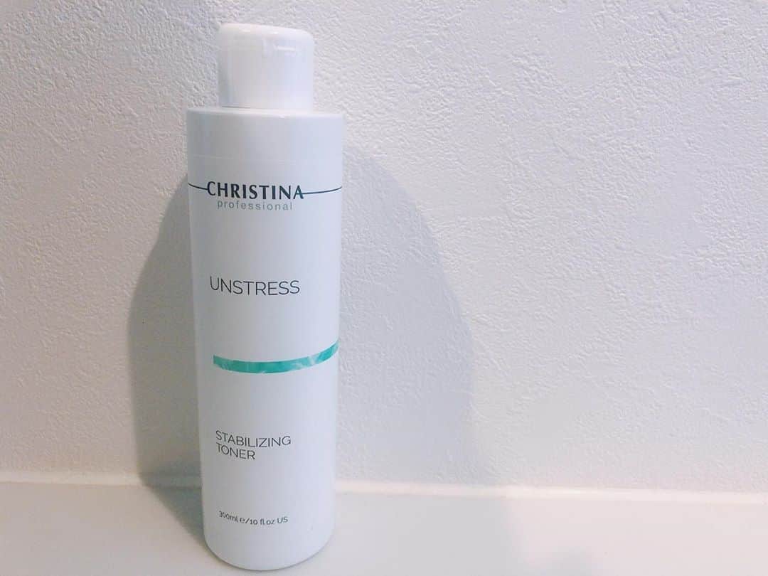 ダレノガレ明美（美容アカウント）さんのインスタグラム写真 - (ダレノガレ明美（美容アカウント）Instagram)「化粧水 今私が使っている化粧水は @christinajapan の 「スタビライジングトナー」 です。 こちらの化粧水は @haab_official に通い始めて そちらで使っている化粧水ですごく肌に潤いをあたえてくれるのでお気に入りすぎて購入しました！ こちら、つけた瞬間にシュワシュワするのでコットンにつけて顔に塗ってます！ 一回使ったらやめられない感覚です！ そして、香りもよいのでリラックス効果があります！ エステで売っている商品なのに 300ml ¥5,000円＋taxなの！ エステで買う化粧水って2万円とかいくのが当たり前だったので すごく嬉しい❤️ スタビライジングトナー 乾燥肌、脂性肌、混合肌、普通肌、敏感肌 の方におススメです。」5月4日 12時46分 - akem.ibeauty