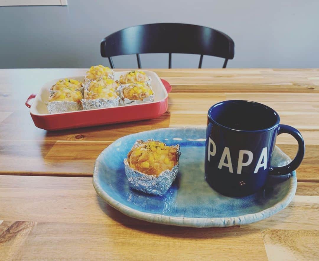 のインスタグラム：「今日のおやつ。 チビッ子シェフのツナマヨコーンパン！ ☆ホットケーキミックス200g ☆絹豆腐150g (3パック入りのだと☆ちょうど1パック) ☆牛乳or豆乳50ml ☆卵1個  ツナ缶　1缶 マヨネーズ　適量 コーン　適量 黒胡椒(無くてもOK) パセリ(あれば！) ボウルに☆全て入れて混ぜる  用意したアルミカップの半分まで生地を入れる  ツナマヨ→コーン→黒胡椒の順で乗せる  180度に予熱したオーブンで20分焼く  焼き上がりにパセリを👍🏾👍🏾 完成👦🏽✨ マヨネーズをケチャップに変えたり ツナをウインナーやベーコンに変えてチーズを乗せても🤩👍🏾 我が家はレシピの2倍量で作りました  アルミカップがなかったので、豆鉢にアルミホイルを覆って即席アルミカップを作りました🙏🏽 #ちびっ子シェフ　#シェフ3人 #1人味見専門 #おうち時間」