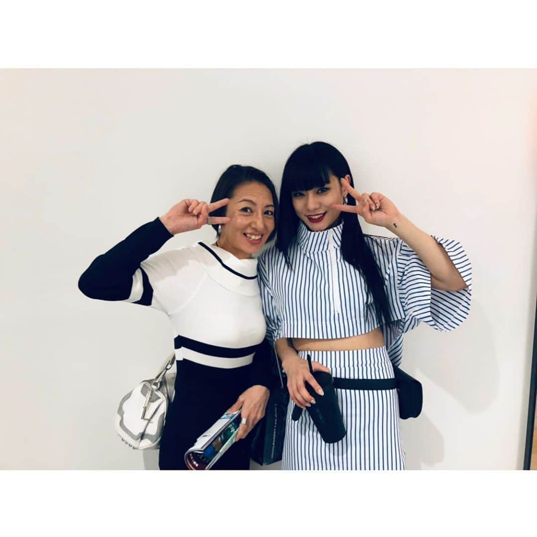 仲万美（Bambi Naka）さんのインスタグラム写真 - (仲万美（Bambi Naka）Instagram)「ﾏﾏ、お誕生日おめでとう☆ 最近ﾏﾏに似てきたところが増えてきて嬉しいと思うと同時に、やっぱﾏﾏの娘なんだな〜って変に改まる事がある。 いくつになってもかっこいい女でいてねｯ いつも有難う。愛してんゾ  ちなみに、 僕の出っ歯な右八重歯は、ﾏﾏ譲り。 #mother #happybirthday」5月4日 13時06分 - 615_bambi