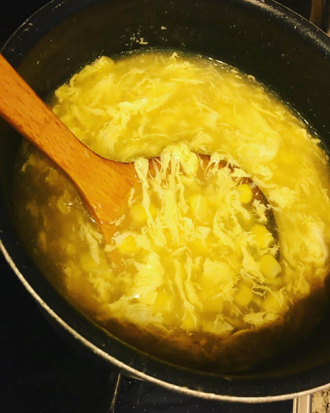 佐藤仁美さんのインスタグラム写真 - (佐藤仁美Instagram)「永遠好き。ずっと好き。 中華風の卵コーンスープ。 お湯に鶏がらスープ入れて、コーンと胡椒いっぱい入れて、卵入れて、片栗粉でトロみつけて、仕上げにごま油とラー油。あー。うまま。 #1人暮らし始めてから #ハマったスープ #好きなモノしか入ってないスープ #卵最強 #コーン最強 #胡椒最強 #ごま油ラー油最強 #最強スープ #は？ #がんばれ日本」5月4日 13時06分 - sato.hitomi.19791010