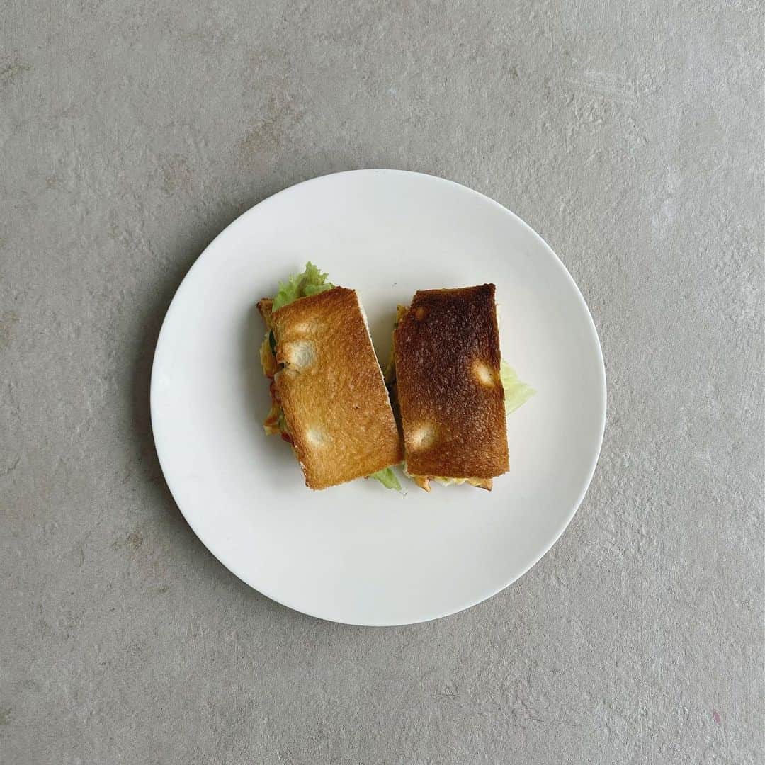 松本恵奈さんのインスタグラム写真 - (松本恵奈Instagram)「黒コゲサンドウィッチ🥪  珍しくたかしがキッチンに立ち、 作ってくれました。  早速、 「ゆで卵ってどうやって作んのー？」 って。おいっ！！ しばらく放置してたら なんだか焦げた匂いがしてきて もぅ、リココととおきがお料理するのと同じくらいハラハラした気持ちだった😂  最終、美味しくできたからよかったー◎  デザートにパンのミミを揚げたのも作ってくれててそれも焦げてたけど美味しかった◎  ありがとね♡  #enahhouse #たかしキッチン」5月4日 13時06分 - ena1123