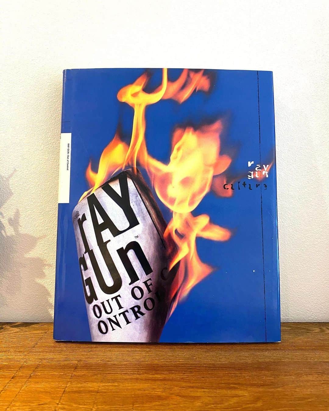 有泉智子のインスタグラム：「7daysbookcoverchallenge 。 バトンを受け取り、6日目・6冊目。  Dean Kuipers編「Ray Gun : Out of Control」  1992年〜2000年まで刊行されていたUSの音楽雑誌「Ray Gun」。初代デザイナーはDavid Carson。いまだに雑誌のデザインとして一番好き、くらいに好きな雑誌。めっっっっちゃくちゃに読みにくいけど、特にカーソン時代（笑）。Ray Gunみたいなデザインの雑誌を作りたいなと常に思ってて、でもなかなかできないんだよな。こういうデザインをデザイナーにやってもらうには、まず今の編集進行体制を抜本的に変えないと無理。でもいつかこういう雑誌を作りたい。まず判型変えたい（←そういうことじゃない）。 で、この本は、その「Ray Gun」のデザイン・アーカイヴみたいなもの。単純なレイアウト再掲ではなく編集されてるし作り込まれてる。 ちなみにこのカバーは全然Ray Gunぽくない（と私は思うんですが、どうですか）。なんでこのカバーだったんだろう…。でも中身はRay Gunです。 . . . 【7日間ブックカバーチャレンジ／7days book cover challenge】 読書文学の普及に貢献する為のチャレンジで、好きな本を1日1冊、7日間投稿。本についての説明は必要なく、表紙画像のみアップ。その都度1人の友人を招待し、バトンをつなぐというルール。  なのですが、勝手にルール変えさせていただきまして、私はどなたにもバトンは渡しません。これを見て自分もアップしてみたい！という方は、ご自由に繋いでください。  #7daysbookcoverchallenge #7bookcover」