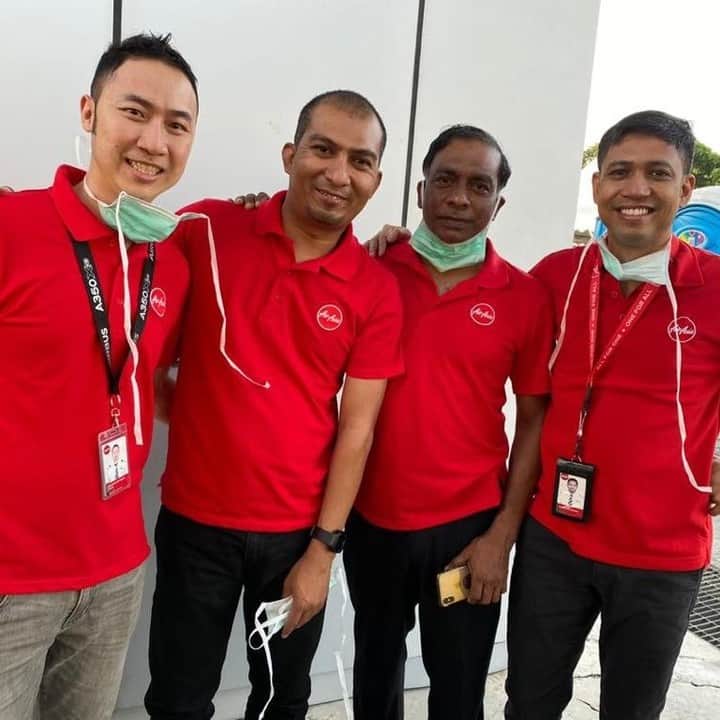 エアアジアのインスタグラム：「#HumansOfAirAsia: Despite the fear and threat of uncertainties, Captain Izwan courageously said yes to the mission of flying to Wuhan, the epicentre of Covid-19, to bring home Asean citizens.  Like him, you can also make a difference in the lives of those who need it most. Visit https://airasiafoundation.com/relieffund to help families survive this crisis.」