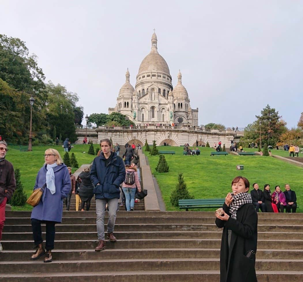 比嘉愛未さんのインスタグラム写真 - (比嘉愛未Instagram)「去年のParis🇫🇷 モンマルトルの丘でジェラートという なんともベタなやつ笑 楽しかったな〜 皆さんが行ってみたい国は？🌏✨ #妄想trip」5月4日 13時02分 - higa_manami