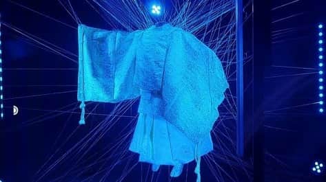 のインスタグラム：「“Future and the Arts” exhibition at Mori Art Museum has been re-opened as a VR show!  I'm so impressed with curator Fumio Nanjo ’s quick decisions to make this happen during the Covid-19 crisis - so everyone (including those of you living outside of Tokyo) please come see our installation “Boundaries” which is now on display in virtual space!  https://my.matterport.com/show/?m=k49Cr68caXk  Although we never expected this outcome, we're grateful to have our exhibition re-opened and extended (and also permanently available, in a way!) Boundaries (2019) is a new work by Another Farm that uses genetically-modified glowing silk to create a dress to enact a scene from traditional Noh theater. The glowing dress floats on an invisible Noh stage and the intricate patterns depicting symbols of harmonization are intensified by silk created by silkworms that have been genetically modified to spin silk that includes green- fluorescent protein (GFP). L: 4000 W: 4500 H: 2500, including stage, the dress alone can be exhibited on aIko mounting board (L: 170 W: 30 H: 180). Edition of 5. ©2019, Another Farm  The particular scene and dress is from Okina, a sacred ritual performance that precedes theatrical Noh and is closely related to Japanese mythology. The dance of Okina follows the purification of the stage by a performer who acts as a vessel for a deity and indicates the mutual harmony of heaven, earth, and man. Working closely with the Umewaka School and traditional silk weavers in Kyoto, Another Farm has reinterpreted the ritual to explore the spiritual boundaries between tradition, technology and humanity, and the role of art as vessel in bringing together these elements. The dress is made with the most skilled craftsmen and at the highest quality in par with the most important Noh performance dresses in Japan.  Another Farm is a collective that began in 2018 and is a project between Hiromi Ozaki (Sputniko!) and Masaya Kushino. Working with scientists and engineers, Another Farm explores the relationship between humanity and nature, and produce works that bring together new technology and traditional techniques. #moriartmuseum #anotherfarm #sputniko #masayakushino」