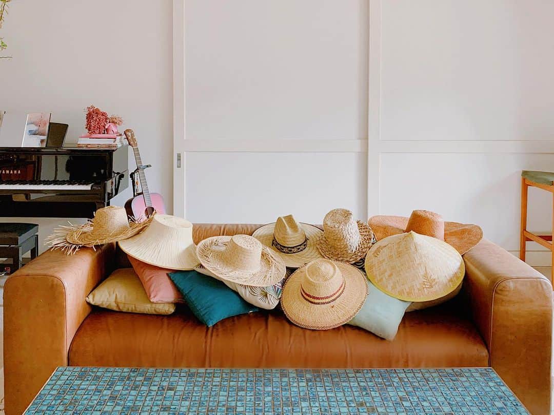 Yoshiko Kris-Webb クリス-ウェブ佳子さんのインスタグラム写真 - (Yoshiko Kris-Webb クリス-ウェブ佳子Instagram)「壁にまばらに飾ってた帽子を一度撤去。飾り直し！#ykwhome」5月4日 13時13分 - tokyodame