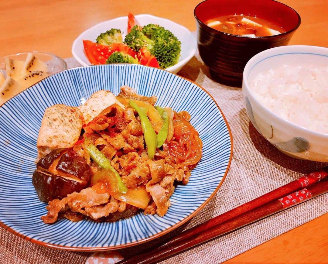 井上英里香さんのインスタグラム写真 - (井上英里香Instagram)「cooking⭐️👩🏻‍🍳🍳 * 肉豆腐❤︎ * ネギは免疫力アップ食材！ * アリシンという香り成分には 血行促進効果🌶 * 高血圧予防につながるカリウム。 * ベータカロテンには 免疫力を高める働きが🙌🏻 * ビタミンCも豊富なので 肌荒れ防止にもオススメです🥰✨ * * #おうちご飯 #stayhome #cooking #料理 #おうち時間 #バランスの良い食事 #えりか亭 #🐣 #🧡🧡🧡」5月4日 13時24分 - ribbonhome.erika