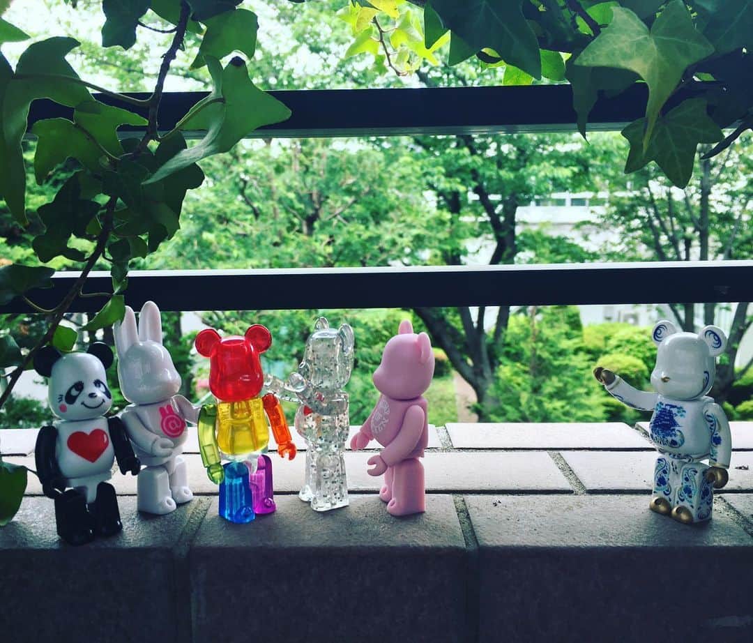 小橋めぐみのインスタグラム：「密です！  #medicomarttoy #arttoysathome」