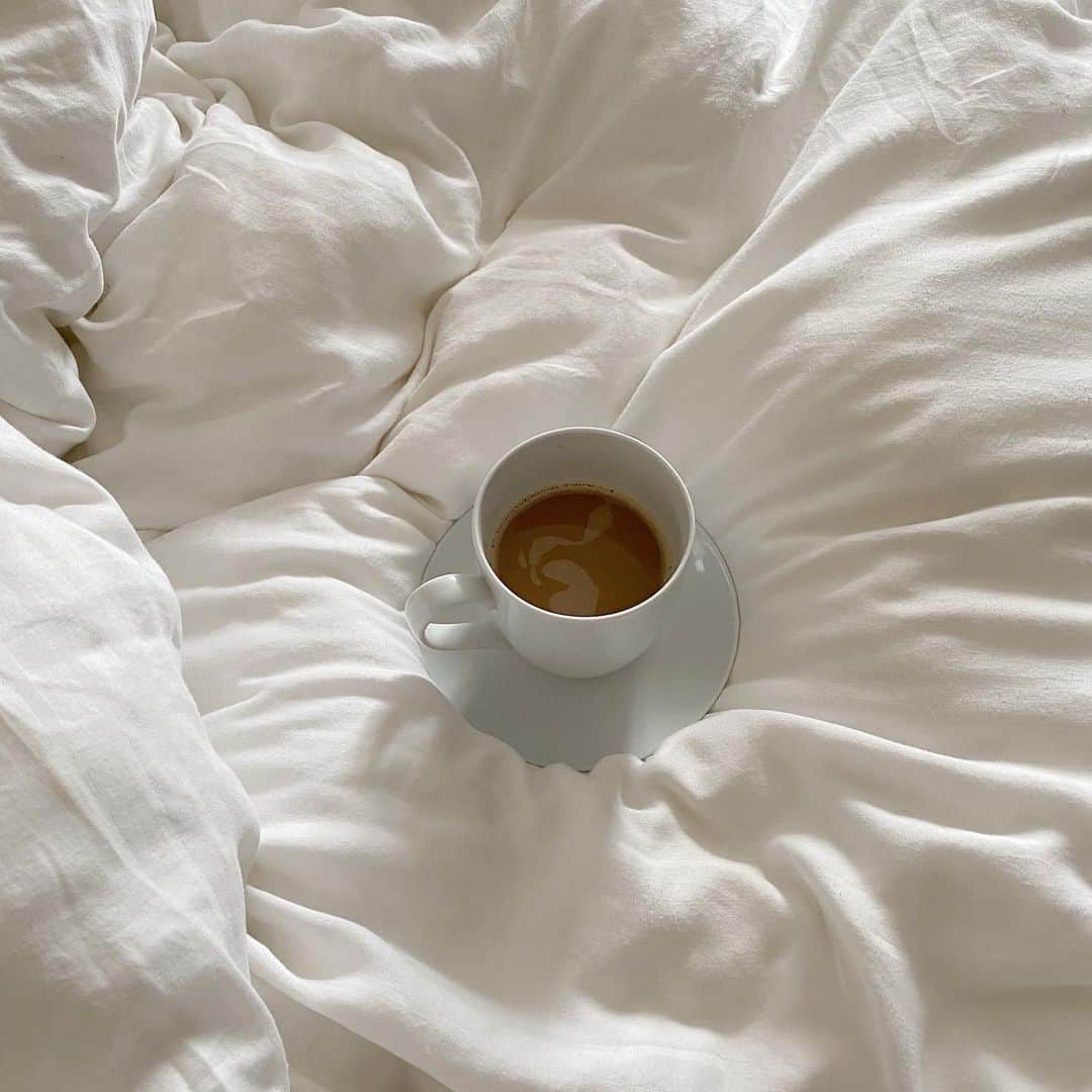 ジュリア バレットのインスタグラム：「but first, coffee ☕️ absolutely the most perfect blend. @kopiko.ph」