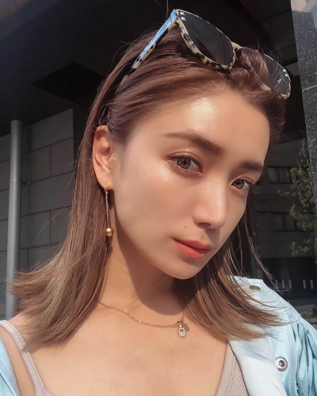 谷口紗耶香のインスタグラム：「Self-colored 🎨 じつは、 #おうちカラーリング　しちゃった。笑 プロにはきっと　怒られるけどね😂 ・ 気分変えたかったから🤍 ・ いつもは避けてる　ほんのりピンクみの入ったベージュ系！ グレーのカラートリートメントで くすみをkeepしてます🤘🏽 ・ リーゼの泡カラー　使ったよ。 #selfcolor#おうち美容」