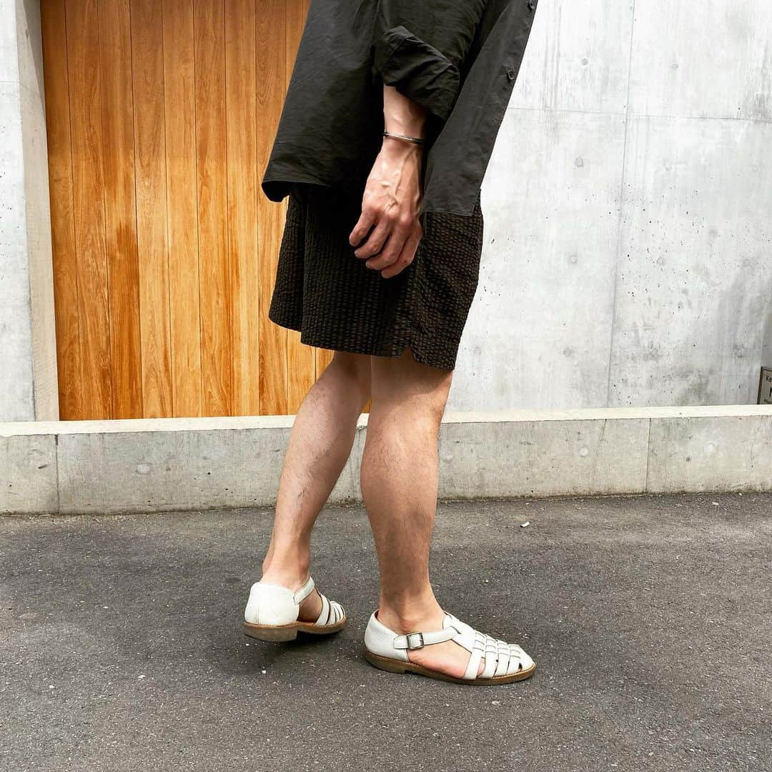 並木一樹さんのインスタグラム写真 - (並木一樹Instagram)「夏に向けて大人っぽく短パンを合わせるポイント♪ ___________________________________________ キャプテンサンシャインの短パンのシルエットがゆったりした遊びがあって好き🌿 shirt:COMOLI T shirt:yard sale pants: Kaptain Sunshine shoes: HIROSHI TSUBOUCHI cap:CA4LA mask:undecorated ___________________________________________  #COMOLI#コモリ##comolishirt #グルカサンダル #キャプテンサンシャイン」5月4日 13時33分 - casi_namiki