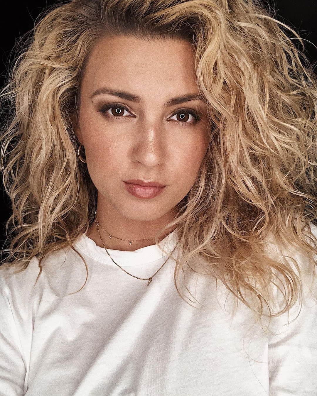 トーライ・ケリーのインスタグラム：「hey everybodyyyy☕️ wanted to let y’all know that this is going to be the last week of #QuaranTEAwithTori so i can direct more of my focus towards making new music (which i’m super hyped about)!! thanks to everyone who’s been tuning in - it’s been so much fun🎉 & i can’t wait to show you what i’ve been working on✨ love you guys so much🥰」