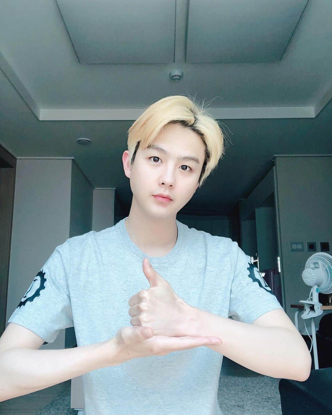 インジュン のインスタグラム：「안녕하세요 인준입니다!! @sy_911120 마이네임 세용이형에게  지목을받아 #덕분에챌린지 에 참여할 수 있게 되었습니다 열심히 힘내주신 의료진분들이 있었기에  코로나19에 대응하고 이겨낼 수 있는거같습니가 너무너무 감사합니다  앞으로 조금만더 우리모두 힘내서 노력해요!  다음 챌린지를 이어갈 제가 지목할 세분은  SS501 @jdream_kyujong 규종이형! 보이프렌드 @boyym_95 영민이! 그리고 우리멤버 가람 @park_628 입니다! 좋은 챌린지 함께해요👍👍 . . #덕분에챌린지#의료진덕분에#덕분에캠페인」