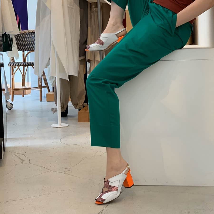 シアタープロダクツのインスタグラム：「Whitney Pants ￥8,000 COLOR：BLACK,PINK,PURPLE,GREEN,YELLOW -------------- #theatreproducts  #シアタープロダクツ  #whitneypants #pants」