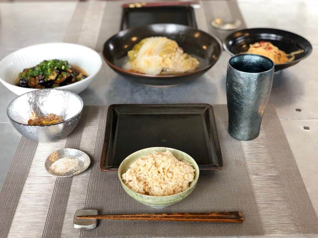 神崎恵さんのインスタグラム写真 - (神崎恵Instagram)「昨日のお昼は冷麺🎐 柚子胡椒をきかせて。 わたしはりんご酢をさらんとかけて。 今日のお昼は、グリーンカレー。 「グリーンカレーたべたい！」ってある時突然やってくる。 冷蔵庫にある野菜をつかって。 今朝は、茄子が🍆ダメになりそうなことに気づき、いつものピリ辛揚げ煮にしました。 美味しかった🤤 #おうちごはん そろそろお野菜がなくなってきたなぁ。」5月4日 13時52分 - megumi_kanzaki