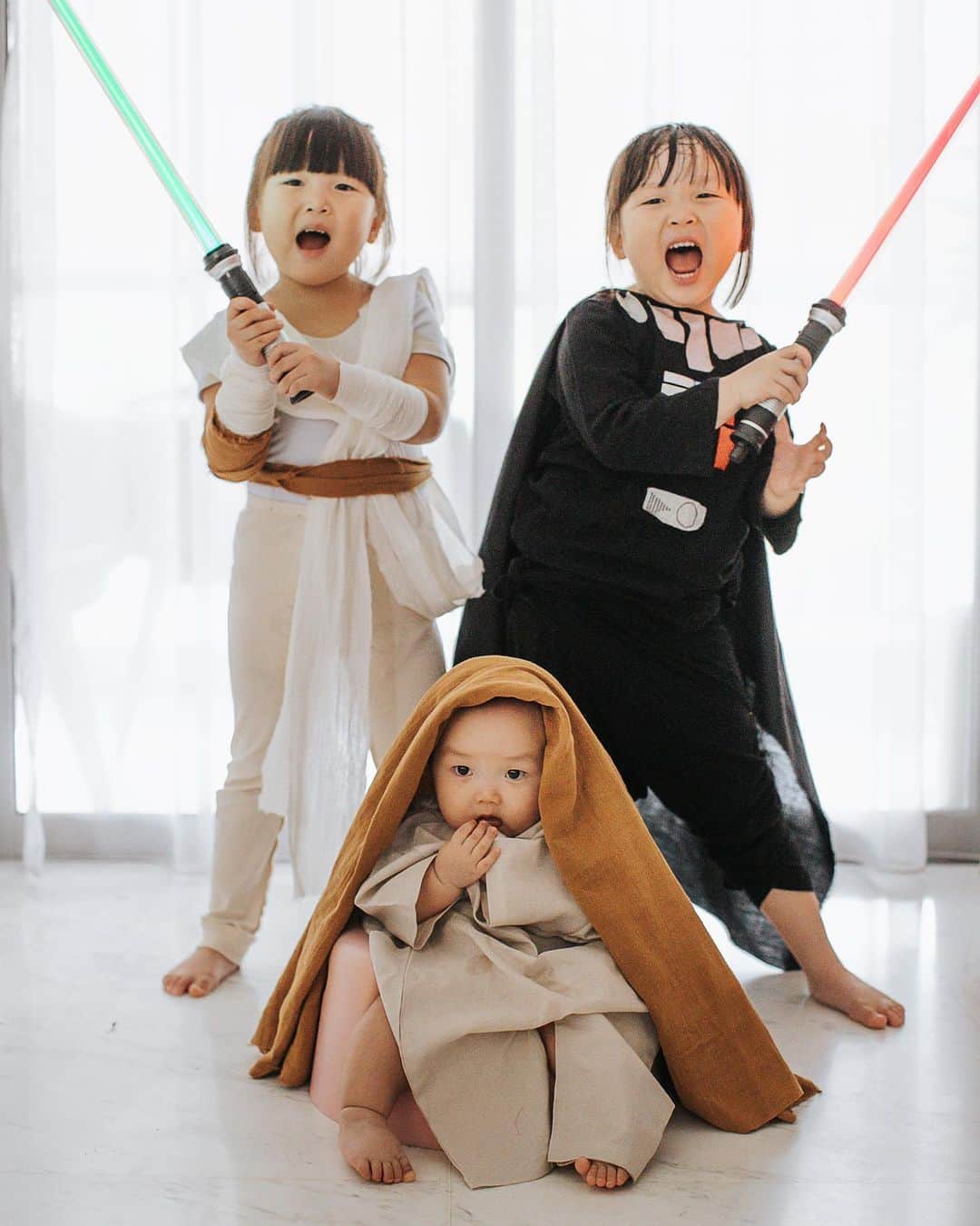 MOMOツインズのインスタグラム：「The force is strong with this one. But which one? Answer in next post - the saga continues... #maytheforthbewithyou #DIYcostumes #starwars」