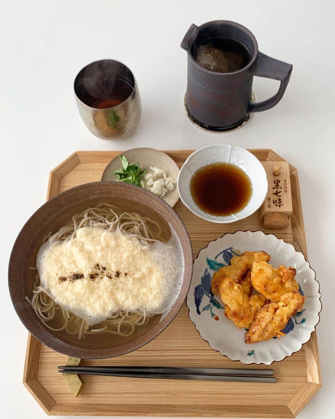 のインスタグラム：「・ ・ ちょっと二日酔いだし、山芋あるし乾麺あるしとろろそば 冷蔵庫に今日がリミットのささみがあったから とり天にしようと… 由布院のMurataの不生庵と張れるくらい美味しかったよ😝  初めて作ったとり天の美味しさに自分に拍手👏🏻👏🏻 鶏もも肉の唐揚げより好きかも こちらも簡単なのでぜひ！ ・ ・ 【材料】ふたりぶん ・鶏ささみ…4から5本 【つけタレ】 生姜、ニンニク…1片、酒、薄口醤油…大さじ1 【揚げ衣】 米粉(小麦粉でも。米粉の方がサクッとする)70g 片栗粉…30g 卵…1個 水…40から50cc ・ ・ 【作り方】 ①ささみはスジを取り除きナナメにカット(1本を2つから3つに切るイメージ)し つけダレにつけて冷蔵庫で30分くらい  ②揚げ衣を混ぜ合わせてささみに たっぷりと衣をつけ片面2から3分揚げる  はい、出来上がり 麺つゆや、黒七味、柚子胡椒などを付けて ボナペティ ・ ・ #life #おうちごはん #おひるごはん #とろろそば #とり天 #ビールが飲みたくなった😂 #由布院行きたい #stayhomestaysafe #yukoずキッチン」