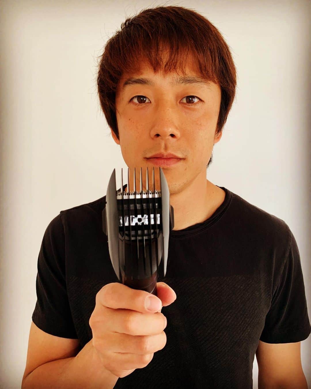 伊沢拓也さんのインスタグラム写真 - (伊沢拓也Instagram)「髪が伸びてどうしようもないので、バリカン買いました。  人生初の坊主。  様子見で15ミリでやりましたが、思ったより短いよ😂 セルフカットでオシャレには仕上がりません！！ 次は18ミリで横を少し短くかな🤔 とりあえずスッキリした✌️」5月4日 14時08分 - takuya_izawa_com