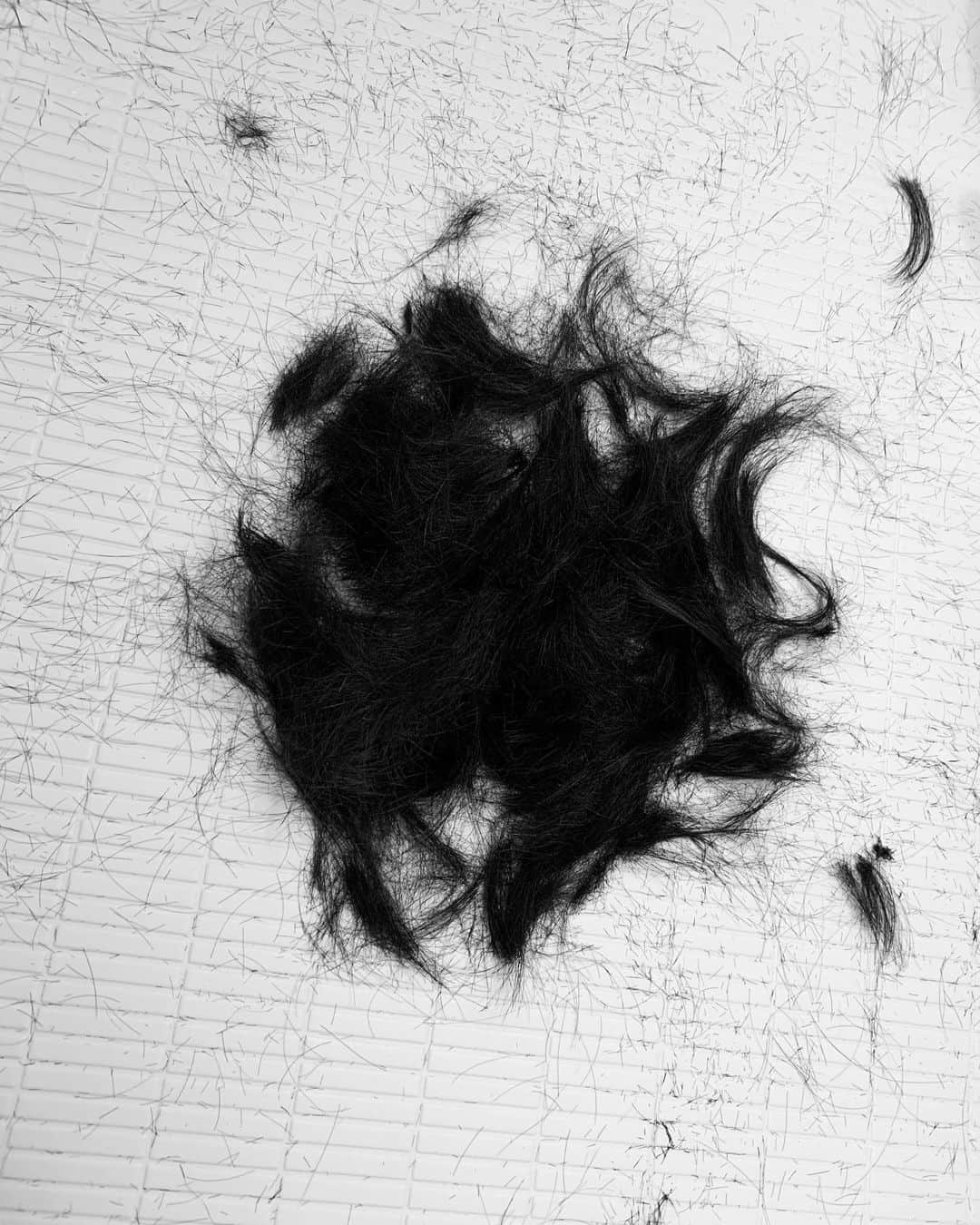 伊沢拓也さんのインスタグラム写真 - (伊沢拓也Instagram)「髪が伸びてどうしようもないので、バリカン買いました。  人生初の坊主。  様子見で15ミリでやりましたが、思ったより短いよ😂 セルフカットでオシャレには仕上がりません！！ 次は18ミリで横を少し短くかな🤔 とりあえずスッキリした✌️」5月4日 14時08分 - takuya_izawa_com