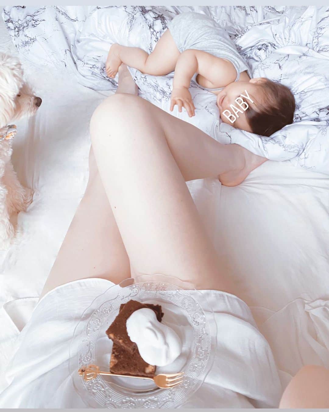 のインスタグラム：「いつかのNap time💭🤍 . . 急にたべたくなってしまった ブラウニー🤭😐🤎 どうせたべるなら、 少しでも罪悪感のないように と思い手作りしました👩🏻‍🍳 . No Gluten✔︎ No Dairy products✔︎ No White sugar✔︎ . 無事に寝た後 mamaはこっそりと Netflixとsweetsで 束の間の幸せタイム できたよ🤎🍫🤎🍫 . . もあくんがいると 楽しくなっちゃって 眠いはずなのにすぐ ちょっかいだし 始めちゃうのよね😂 . . あ、そういえば もう1歳3か月突入した🐈💕 1歳すぎるとカウントを ついつい忘れるくらい 毎日が慌ただしい🤭🤍 そしてこの時期の 可愛さはもう罪レベル💖 かわいくてかわいくて たまらんよ〜🤤 . . . . #baby#babygirl#mama #stayhome#myhomestyle  #handmade #sweets  #女の子ママ#女の子ベビー #おうち時間 #おうちスイーツ  #1歳#1歳3ヶ月 #ほっこり#癒し #見つかると欲しがるから #さっと撮ってすぐ隠したケーキw」