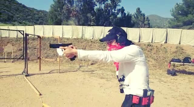 呉建豪のインスタグラム：「Training left eye dominance aim whilst right handed💥💥💥🔫 #learninganewdance #Godisgood 📸: @sierrawhiskyllc #Godisgood #gunsafety」