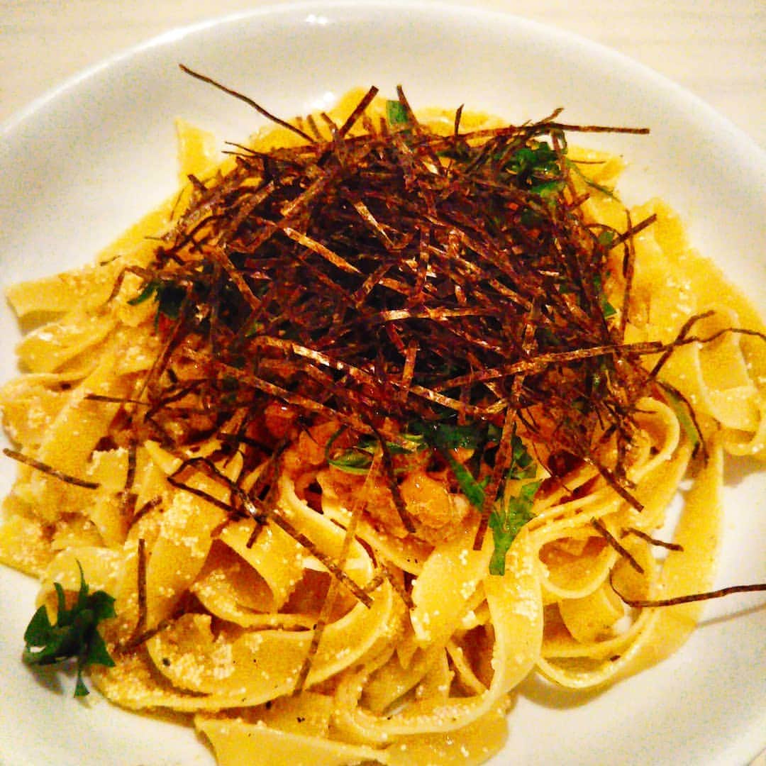 宮崎文子のインスタグラム：「🍀foods🍀  ふるさと納税で届いた福岡は宗像市の明太子❗  大好きな落合シェフのレシピを借りて、しそをプラス🎵  月に1回のパスタなのでちょっと贅沢にしました。  #stayhome #homecooking #ふるさと納税 #地産都消 #地方応援 #明太子 #lunch #のりとしその贅沢遣い🎵」