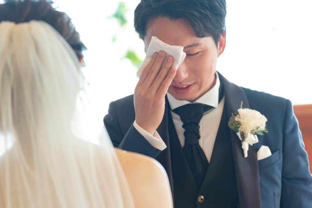福井結婚式 ヴィラグランディス福井さんのインスタグラム写真 - (福井結婚式 ヴィラグランディス福井Instagram)「挙式が始まる前…﻿ ﻿ 暖かみのある﻿ 明るいチャペルでの﻿ 2人だけのお時間﻿ ﻿ サプライズでお手紙を読まれた新婦様﻿ とても素敵な時間が流れておりました☺️💓﻿ ﻿ ﻿ #villagrandis #villagrandis福井 #ヴィラグランディス #ヴィラグランディス福井 #ヴィラ嫁 #ヴィラ婚 #結婚式 #結婚式場 #結婚式写真 #北陸花嫁 #結婚式準備 #式場探し#福井花嫁 #福井結婚式 #福井ゲストハウス #プレ花嫁 #プレ花嫁さんと繋がりたい #プレ花嫁サポート #花嫁DIY #結婚式レポ #ウェディングレポ #ウェディング#ウェディングニュース #marry #marry花嫁」5月4日 14時13分 - villagrandis_fukui