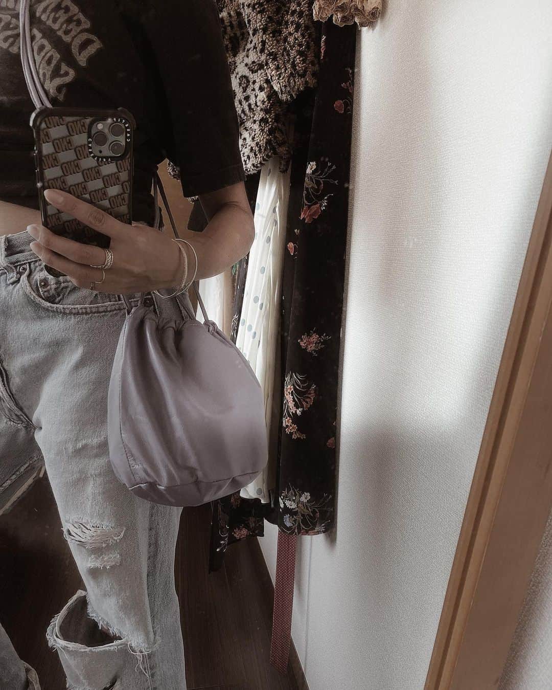 堀舞紀さんのインスタグラム写真 - (堀舞紀Instagram)「👾 . . . ♡頼んでいた巾着Bagが 手元に届きまして♡ . . 嬉しくって スーパーやお散歩に毎日連れ歩いて イマース🙋🏾‍♀️💜 . . @ayakawasaki . . レザー大好き。 こんな可愛いレザーブランドが あったなんて😍😍😍 . . 私が使っているのは 小さいサイズの巾着で 新しく発売されたようです🧬 . . ふと気づくと… 写真4枚目参照、ムラサキだらけの 小物達… 😂 . . . 小さいけどコロンとしていて 荷物は沢山入るし、 何より柔らかくて軽くて サイッコー🙌🏾 . . 地味服のポイントになる 派手カラーBagは私の必須アイテム なのです！！！ . . 小さい子がいて 両手を空けておきたいので 助かります！ 悩んで悩んでやっぱりコレにして 良かった〜🤑🤑🤑 . . はぁ♡ my lilac world💜 幸せ〜 . . . . #ayakawasaki #リアルレザー #lilac」5月4日 14時20分 - mainohori