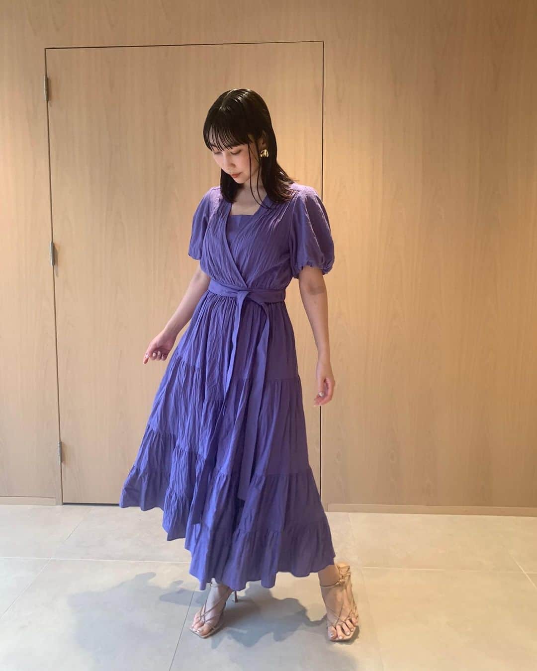 近野莉菜のインスタグラム：「ストーリーに載せて評判が良かった、SNIDELのコットンカシュクールワンピース💜 立体的なパフスリーブが二の腕カバーしてくれたり、ウエストを高い位置で切り替えることで全体のスタイルアップも叶えてくれる、計算し尽くされた一枚。この絶妙なシワ加工が可愛いんだよね🥺 早くこれ着てお出かけしたいな〜🌿 その為に今は#stayhome しましょう😌🏠 #SNIDEL  #スナイデル  #SNIDELsnap」