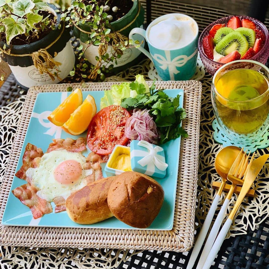 吉田玲奈さんのインスタグラム写真 - (吉田玲奈Instagram)「brunch🍴🍳☕️🍓🍊🥝🥐🍅☘ これからご飯の画像はこちらのアカウントに載せていきます♡ ↓↓↓↓↓↓↓↓↓↓↓↓↓↓↓ @rince.017  #reinaごはん  興味のある方はフォローして下さいね〜✪よろしくお願いします✨  #おうちカフェ  #おうちブランチ #おうちごはん #tiffany #reinaごはん」5月4日 14時23分 - reina.yoshida.ciel.1218