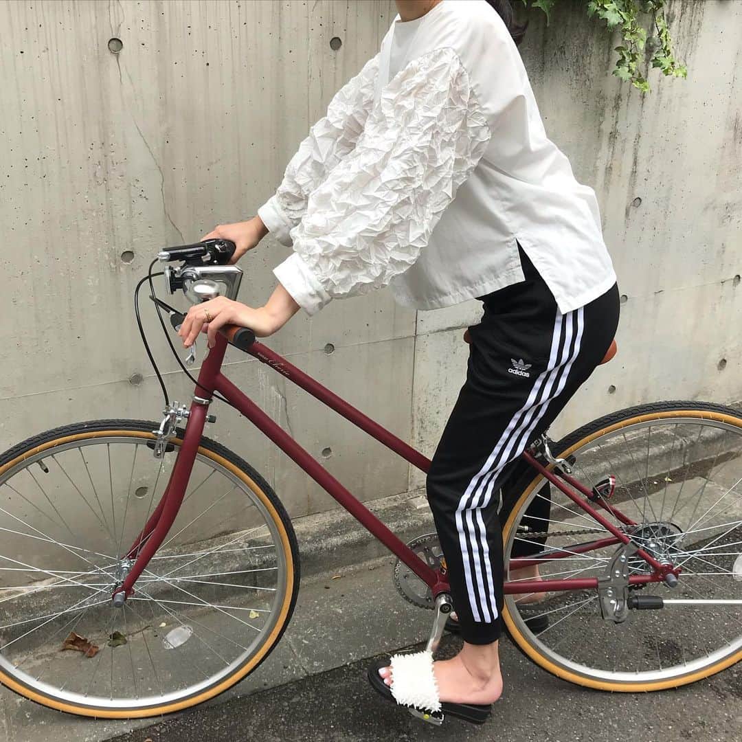 徳重杏奈さんのインスタグラム写真 - (徳重杏奈Instagram)「🚲﻿ 自転車は﻿ 赤の #クロスバイク を購入しました。﻿ ﻿ ひさしぶりの自転車のある生活です🌿﻿ ﻿ ﻿ ちなみに﻿ きょうのコーディネートは﻿ わたしのインスタで何度も登場している﻿ #有松絞り のブランド﻿ #cucuri のトップスです😌﻿ @cucuri.shibori﻿ ﻿ 足元も﻿ 有松にお住まいの方からいただいた﻿ cucuriのサンダル﻿ ﻿ そしてパンツは﻿ #ドデスカ のサキドリのコーナーでご紹介した﻿ #adidas の #トラックパンツ﻿ ﻿ ﻿ stay homeで﻿ やや #アスレジャー ファッションに﻿ 目覚めました🌞﻿ ﻿ ﻿ ﻿ #shibori #fashion #aichi #有松 #ootd﻿ #トラックパンツは夫からの誕生日プレゼント #名古屋 #メーテレ #アナウンサー  #徳重杏奈﻿」5月4日 14時36分 - anna.tokushige