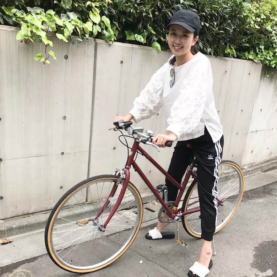 徳重杏奈さんのインスタグラム写真 - (徳重杏奈Instagram)「🚲﻿ 自転車は﻿ 赤の #クロスバイク を購入しました。﻿ ﻿ ひさしぶりの自転車のある生活です🌿﻿ ﻿ ﻿ ちなみに﻿ きょうのコーディネートは﻿ わたしのインスタで何度も登場している﻿ #有松絞り のブランド﻿ #cucuri のトップスです😌﻿ @cucuri.shibori﻿ ﻿ 足元も﻿ 有松にお住まいの方からいただいた﻿ cucuriのサンダル﻿ ﻿ そしてパンツは﻿ #ドデスカ のサキドリのコーナーでご紹介した﻿ #adidas の #トラックパンツ﻿ ﻿ ﻿ stay homeで﻿ やや #アスレジャー ファッションに﻿ 目覚めました🌞﻿ ﻿ ﻿ ﻿ #shibori #fashion #aichi #有松 #ootd﻿ #トラックパンツは夫からの誕生日プレゼント #名古屋 #メーテレ #アナウンサー  #徳重杏奈﻿」5月4日 14時36分 - anna.tokushige