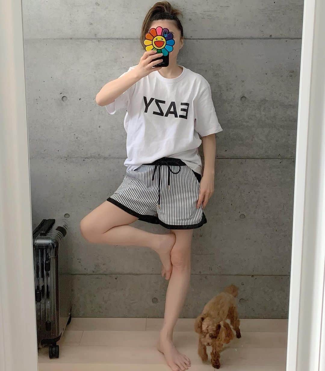 のインスタグラム：「ほぼ同じ服しか着ていない。洗濯、乾燥、そのまま畳まずに着るルーティン。髪も毛量がMAXで、重いから高い位置でポニーが困難系😅 ・ T-shirt #supreme Shorts #reracs Luggage #rimowa × #offwhite」