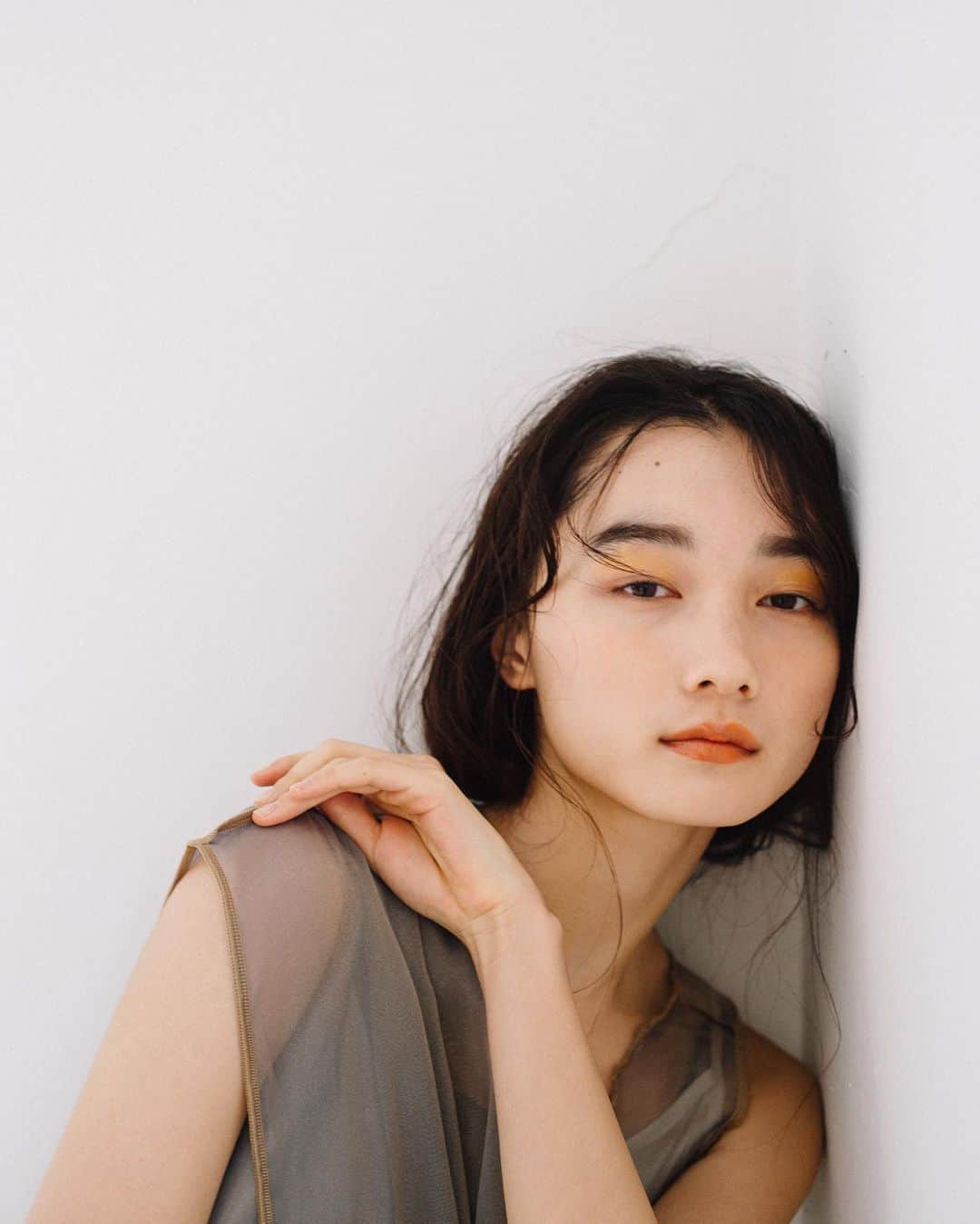 花盛友里のインスタグラム：「Shooting for @onemeproject  未来さんと新家さん、ななちゃん、楽しすぎた撮影ー！ ワンムのルームスプレーお気に入りすぎて、大好きなんだけど、この度洋服まで作っちゃったっつって、それがまためちゃんこ可愛いのよ！ 2枚目のブラウス可愛すぎません？ 即オーダーしちゃった。。 早く着たいなぁ。 未来さんの素敵コラムも載ってるのでぜひみてみてね。  詳しくは @onemeproject へ♡」