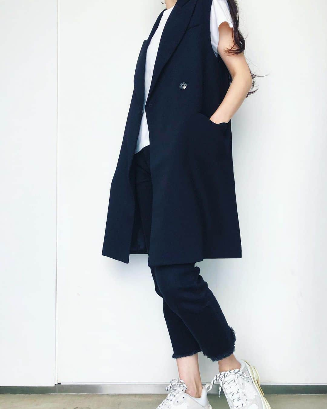 chinatsu614さんのインスタグラム写真 - (chinatsu614Instagram)「Make it casual, but keep it feminine.﻿ #ootd #longvest #monotone #longhair ﻿ ・﻿ ・﻿ ・﻿ ﻿ @kazumint20 さんが﻿ が、ディレクションしている﻿ ﻿ @day_and_grade﻿ 大人気のタキシードベスト。﻿ ﻿ やーーーーーっと再販でGET♥︎ ♥︎ ♥︎ ˒˒﻿ ﻿ 羽織るだけでオシャレ度がUPするのは﻿ さすが、かずみさんのセレクト♥︎ ﻿ ﻿ 今日はモノトーンコーデで。﻿ ﻿ ・﻿ ・﻿ ・﻿ #デイグレ ﻿ #デイアンドグレイド ﻿ #dayandgrade﻿ #day_and_grade﻿ #dayandgrade2019 ﻿ #シンプルコーデ﻿」5月4日 14時47分 - chinatsu614