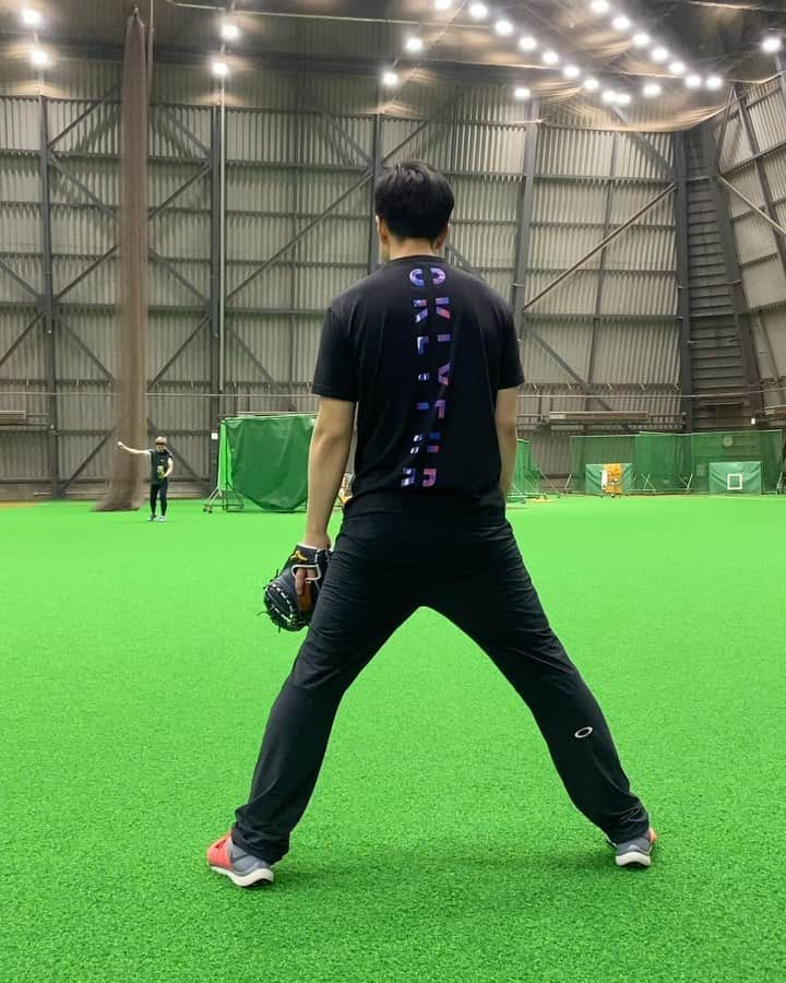 金子千尋のインスタグラム：「先日のキャッチボールの動画(っ'-')╮ =͟͟͞͞⚾ - - - - - - - - - - - - - - - - - - - - - - - - - - 腕を下げて投げてみました！ が、 #僕的 には#サイドスロー のイメージで腕を下げたのに#結果は #スリークウォーター くらいになってしまう🤔 頭の中のイメージと実際は割と違いが、、、 まぁこんなもんやでっ(。_。) - - - - - - - - - - - - - - - - - - - - - - - - - - #腕を若干下げた方が理想の身体の使い方腕の使い方に近づく #なので定期的にやりがち #キコ氏」