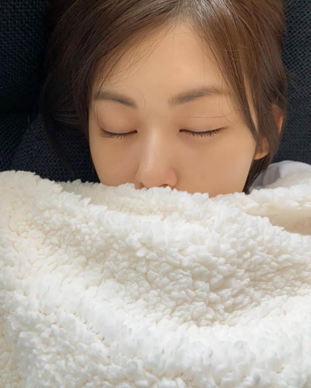 のインスタグラム：「🌙💤 . . お昼寝中… かと思いきや、 ウトウト中の私でした☺️ 皆さんもお昼寝しちゃうことあるのでは???🤔 . . #おうち時間#ウトウト愛紗#お昼寝#のんびりタイム#🌙💤」