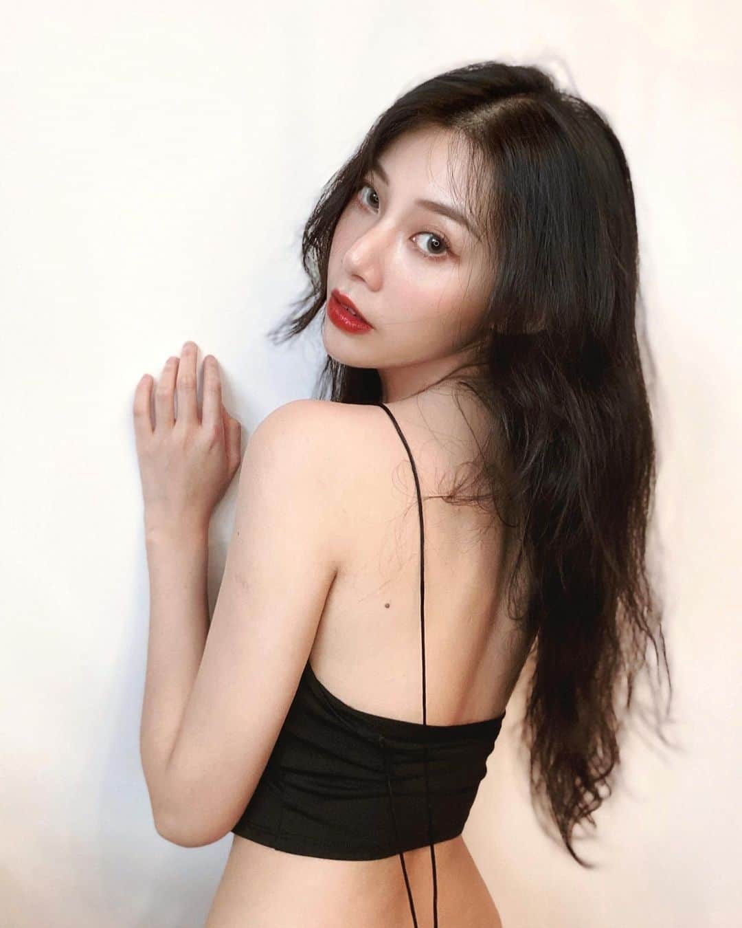 張香香のインスタグラム：「一穿就壞掉只拍了一次照不能穿出門的衣服😀 果然不能貪小便宜🤣」