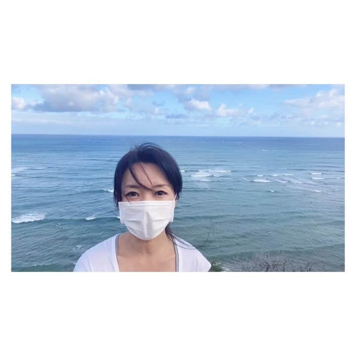 荒川れん子のインスタグラム：「So many surfers on Sunday🏄‍♀️ Looks fun✨ 今日は日曜のハワイ。自宅待機令の中でもサーフィンはOKなのでサーファーがいっぱい！気持ち良さそう〜〜💕と眺めるだけの私は目の前にいるくせに妄想サーファー😅 . . #hawaii #diamondhead #beach #surf #lovehawaii #luckywelivehawaii #hawaiilife #lifeisajourney #sunday #hawaiistagram #instahawaii #stayhome #ハワイ #ダイアモンドヘッド #ハワイ生活 #ハワイ好き #日々の暮らし #自宅待機 #外出自粛 #妄想ハワイ #おうち時間 #イマソラ #ビーチ #海 #サーフィン #日曜日 #ハワイから #今日のハワイ #荒川れん子  #ハワれん」